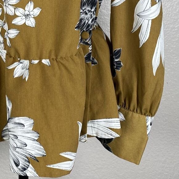Who What Wear Sz M Long Sleeve Floral Peplum Blouse Asymmetrical Buttons Mustard - Picture 4 of 11